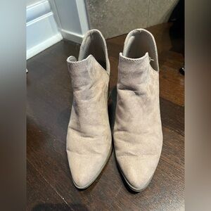 Expressions Women's Cream Ankle Booties